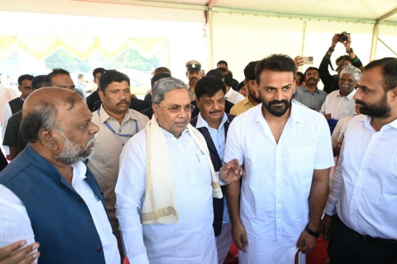 Daali Dhananjaya with Karnataka CM Siddaramaiah