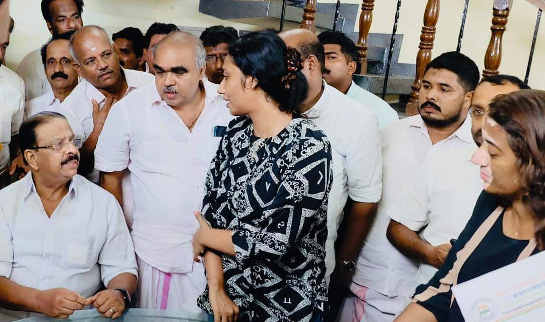 Congress Kerala chief K Sudhakaran visiting KPCC general secretary MJ Job's house. Job and his wife were allegedly assaulted by the chif minister's security detail. (X)