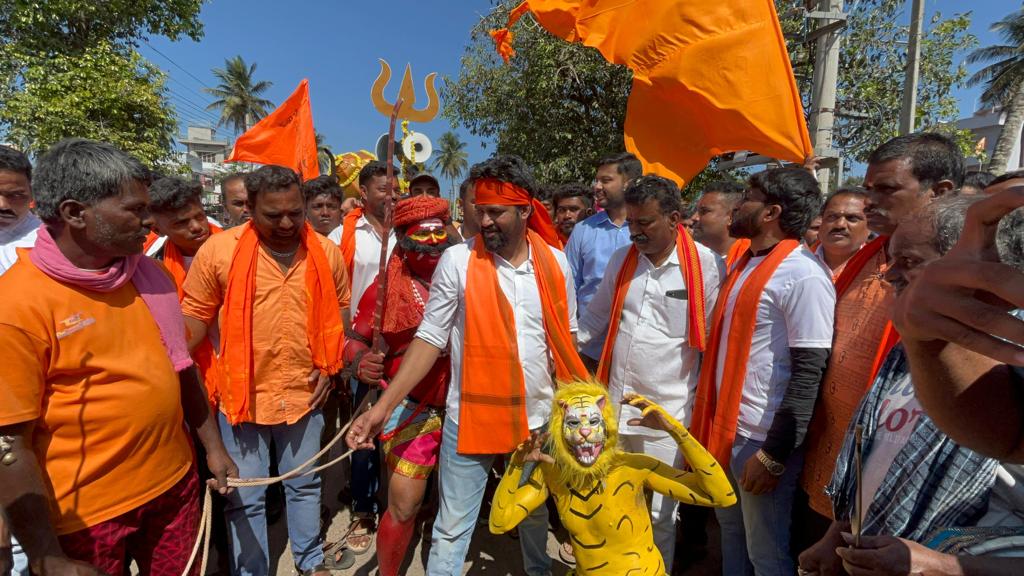 Pratap Simha Karantaka Mysuru MP Paratap Simha Hassan Belur Wood Smuggling