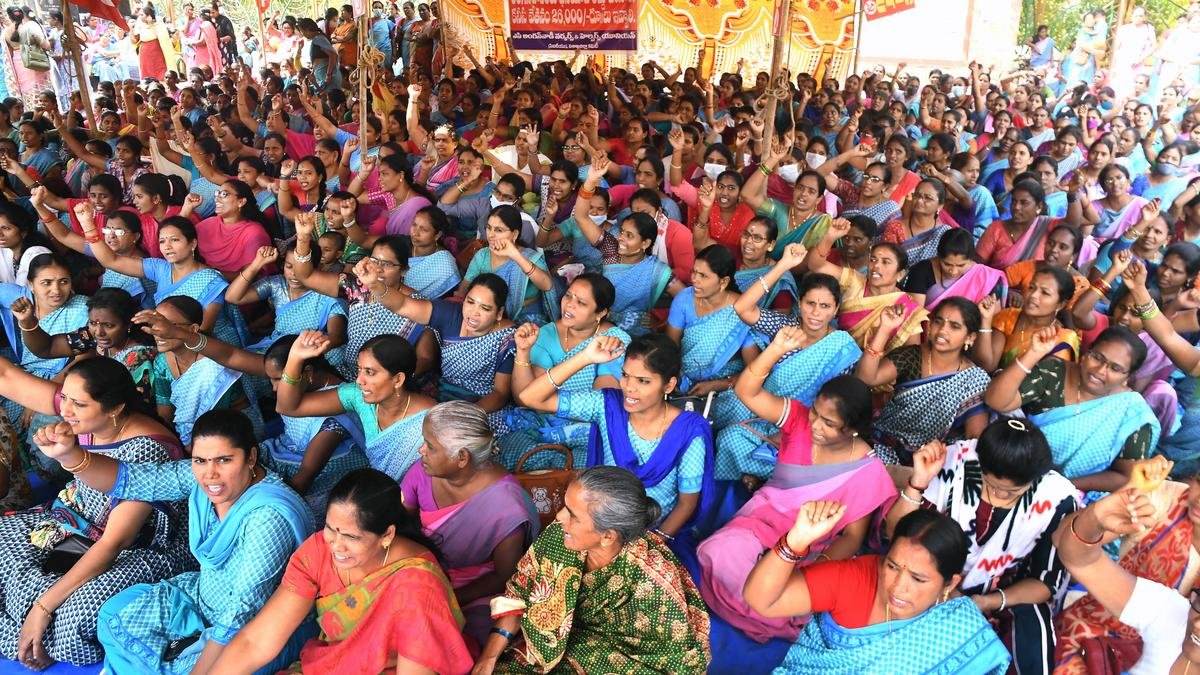Anganwadi workers and helpers protesting. (Supplied) Anganwadi workers and helpers protesting. (Supplied)