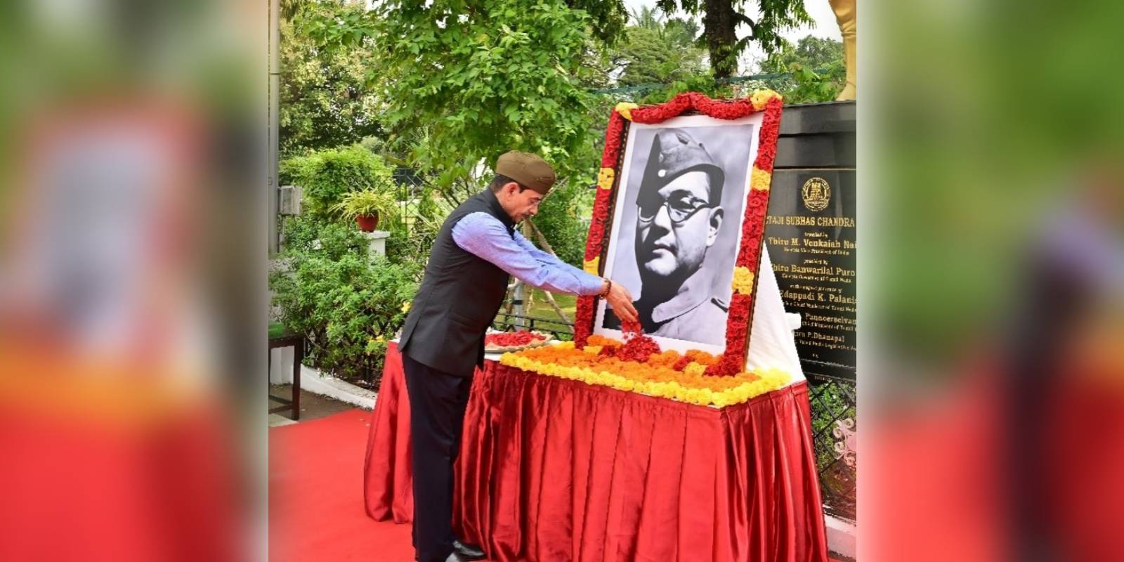 Governor RN Ravi paying tributes to Netaji Subash Chandra Bose Governor RN Ravi paying tributes to Netaji Subash Chandra Bose