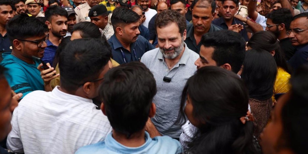 Rahul Gandhi interacting with youngsters. (X) Rahul Gandhi