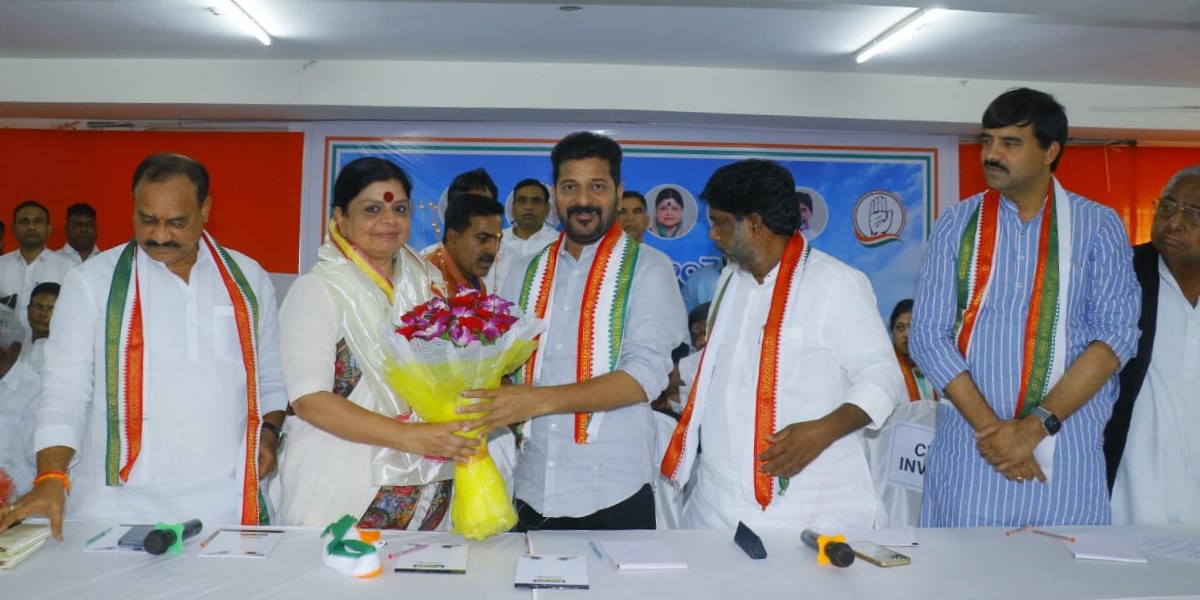 Telangana Chief Minister and TPCC chief A Revanth Reddy welcomes the Congress' Telangana in-charge Deepa Dasmunshi at a meeting in Hyderabad on Wednesday, 4 January, 2024.