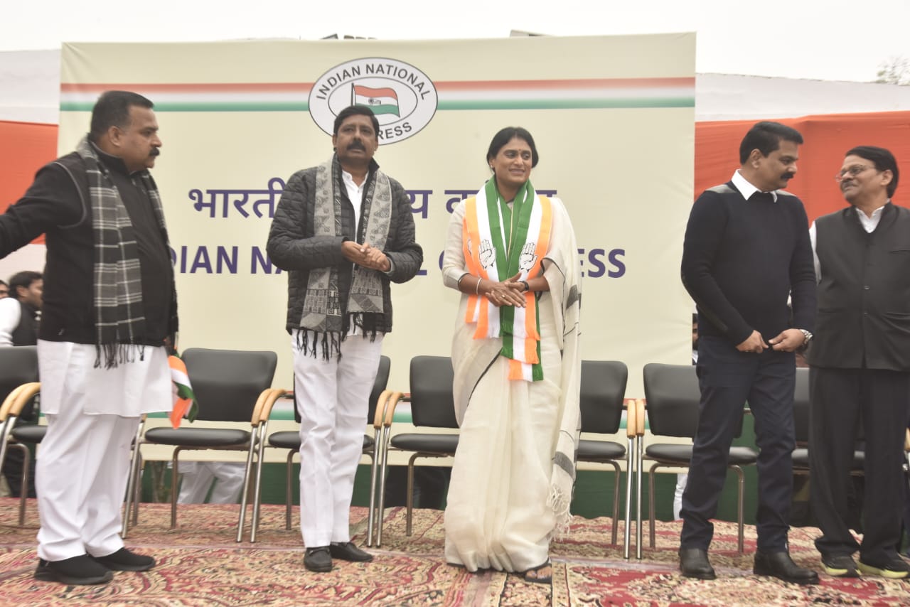 Rudra Raju with YS Sharmila during her induction in to the party on 4 January. (Supplied)