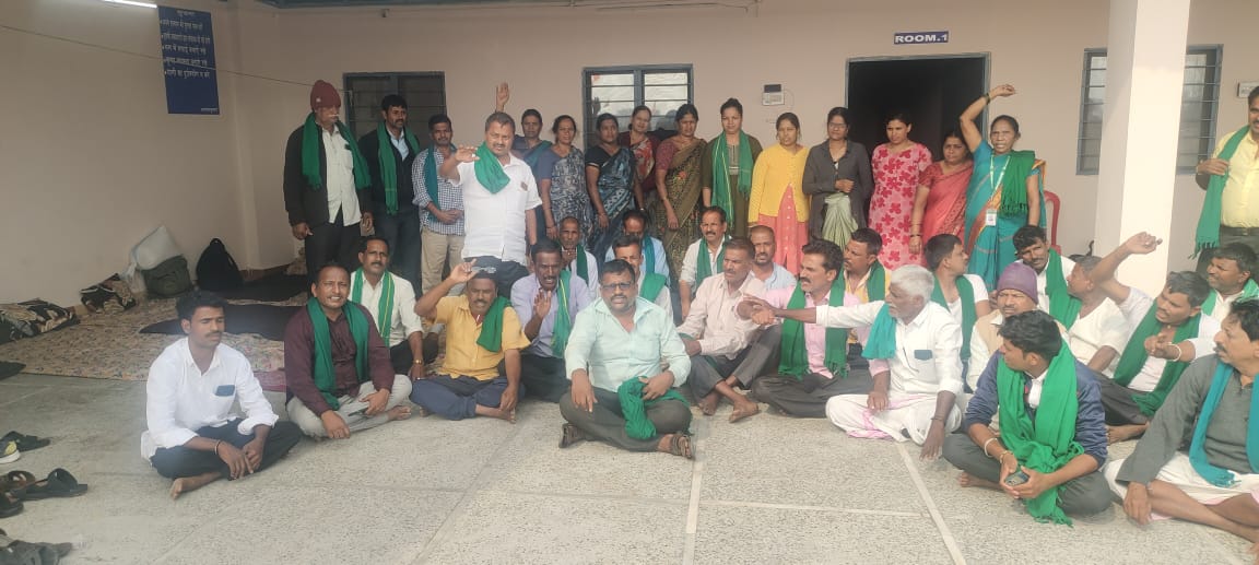 Karnataka Farmers Delhi Protest Madhya Pradesh Bhopal Farmers Railway Station