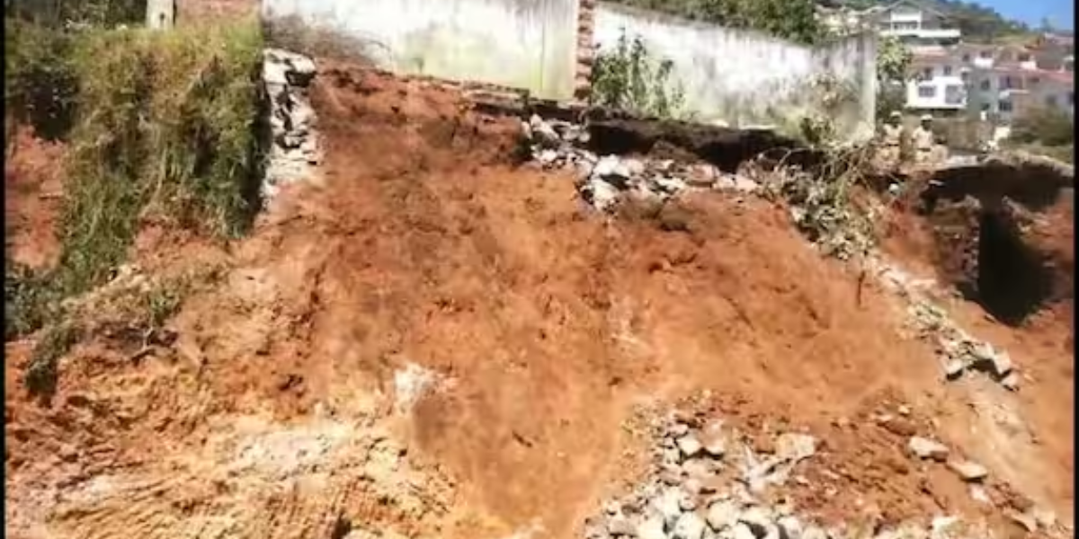 Under-construction house collapses and kills 6 workers. (Sourced)