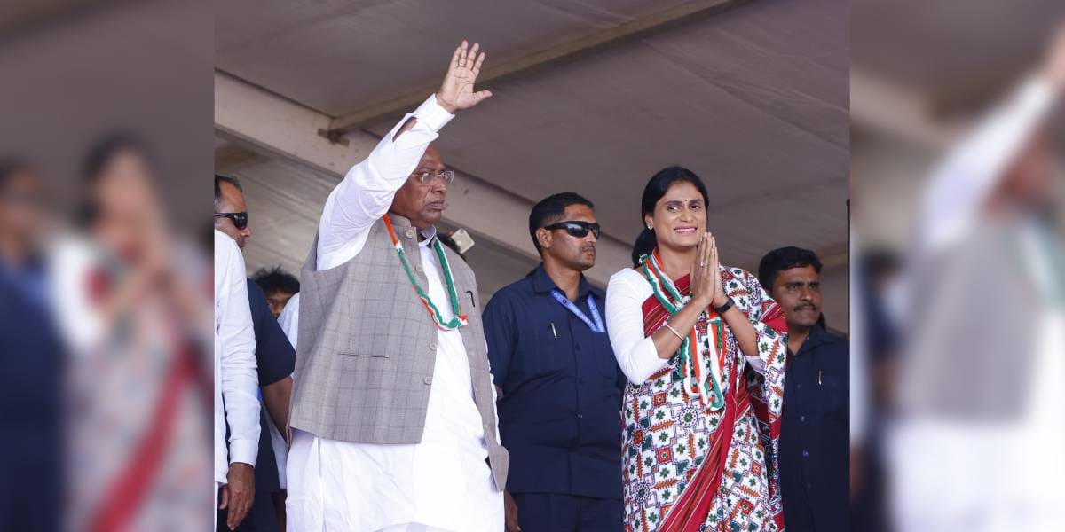 Kharge-Sharmila (1) YS Jagan Mohan Reddy, N Chandrababu Naidu and Pawan Kalyan are scared of the BJP, but YS Sharmila is not afraid of Modi, Kharge said in Anantapur. (X)