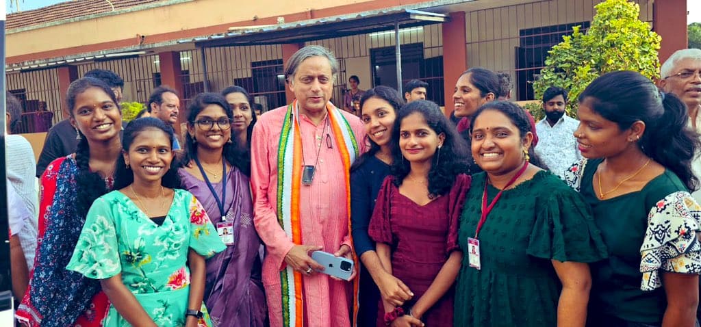 Tharoor-Peet Shashi Tharoor with the students of Peet Memorial Teachers’ Training College in Mavelikkara on Wednesday. (X)