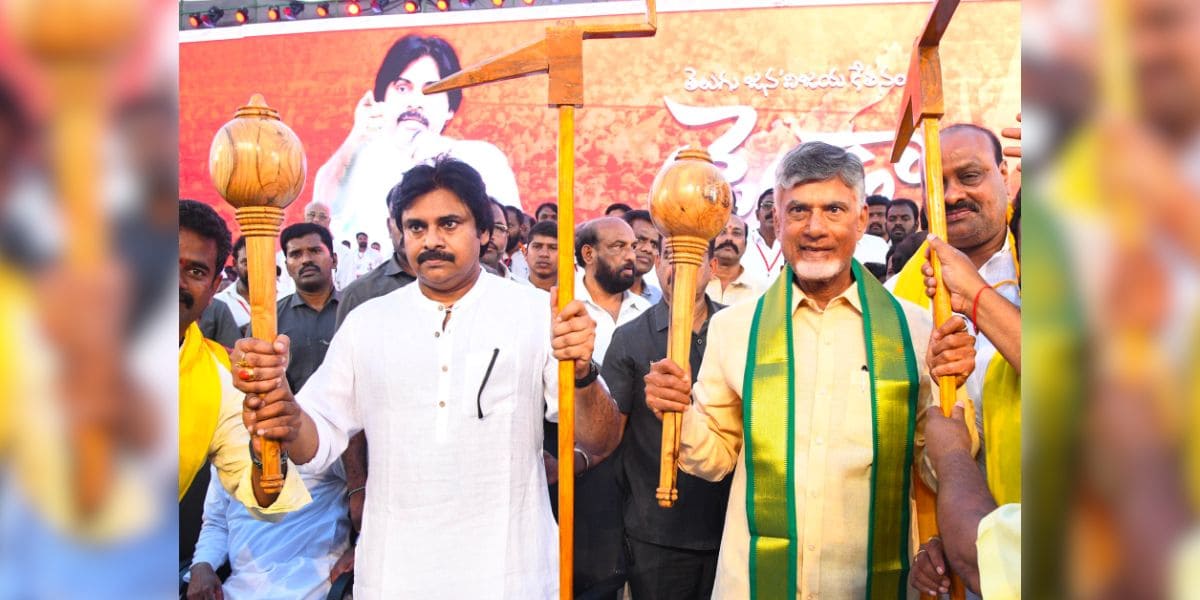 Pawan Kalyan, Chandrababu Naidu in Tadepalligudem meeting. (Supplied) Pawan Kalyan, Chandrababu Naidu in Tadepalligudem meeting. (Supplied)