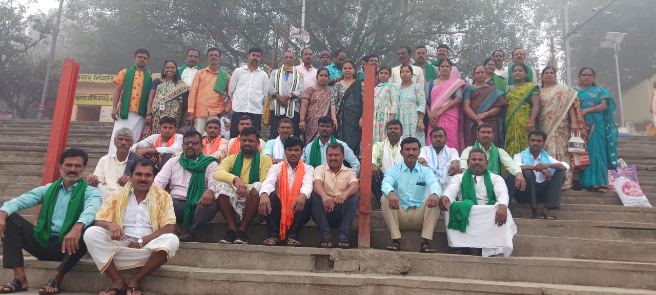 Karnataka farmers in Uttar Pradesh’s Ayodhya after abandoned by Madhya Pradesh police. (Supplied) Karnataka farmers in Uttar Pradesh’s Ayodhya after abandoned by Madhya Pradesh police. (Supplied)