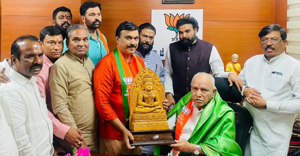 BJP former CM BS Yediyurappa welcomed former minister and mining baron Gali Janardhan Reddy to the BJP on 25 March. (Supplied) BJP former CM BS Yediyurappa welcomed former minister and mining baron Gali Janardhan Reddy to the BJP on 25 March. (Supplied)