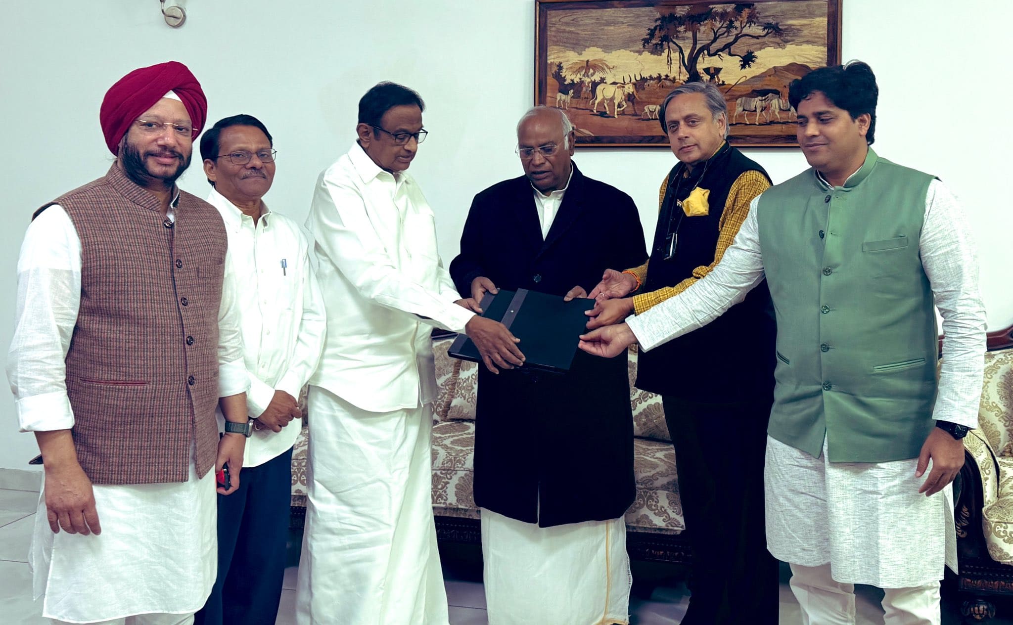 CongManifestoCommittee The Congress' manifesto committee handed over a copy of the draft manifesto for the Lok Sabha polls to party chief Mallikarjun Kharge. (X)