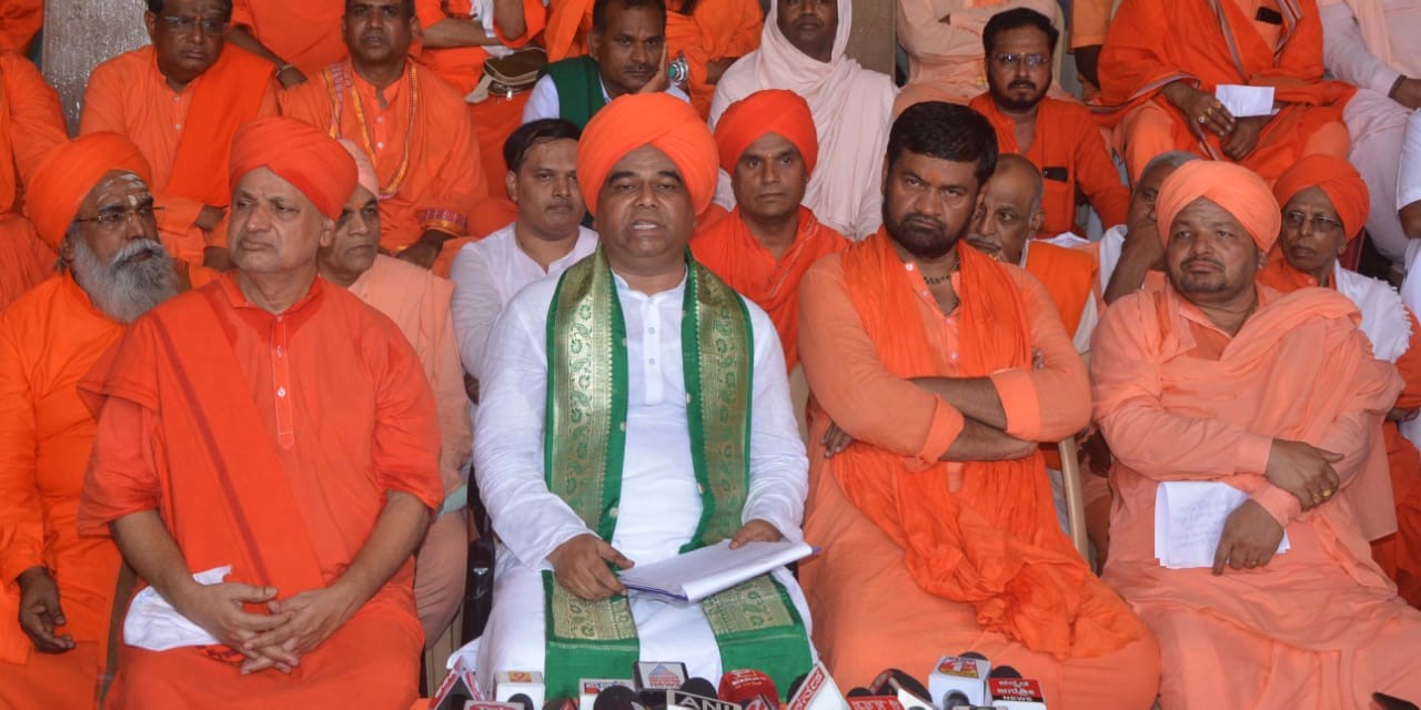 Sirahatti-Balehosur Mutt Pontiff Dingaleshwar Swami to contest from Dharwad. (Supplied) Dingaleshwar Swami to contest from Dharwad.