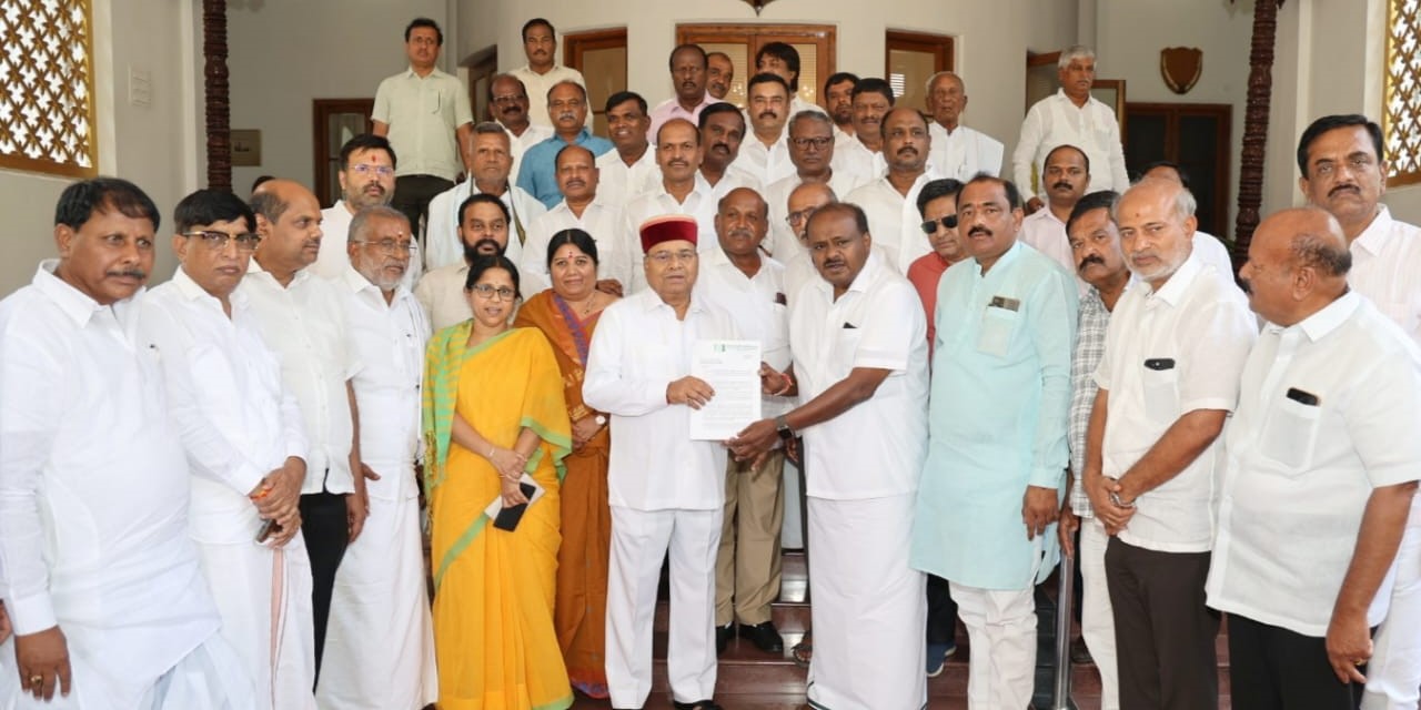 HD Kumaraswamy handing over the JD(S) petition to the Governor. HD Kumaraswamy handing over the JD(S) petition to the Governor.
