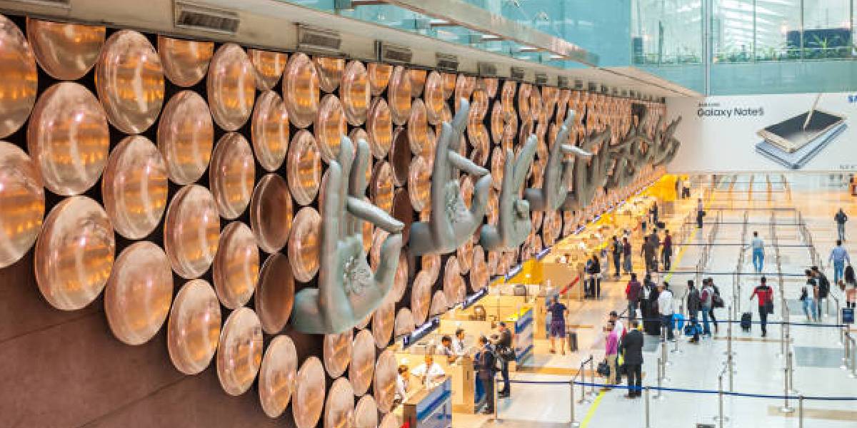 The 72-year-old part-time staff member allegedly received inside the arrival area a 500-gm gold chain valued at ₹35.22 lakh from a passenger who had arrived from Bangkok. (iStock).