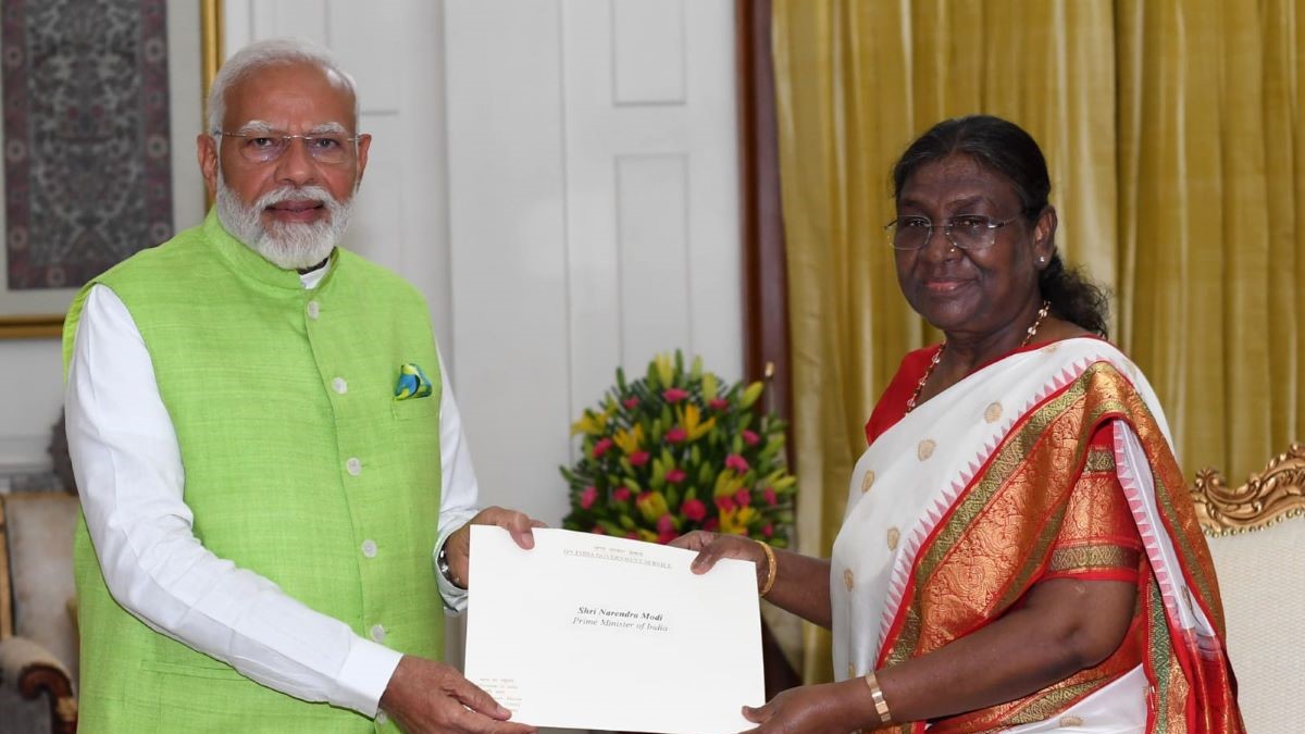 PM Modi tenders resignation to President Murmu PM Modi tenders resignation to President Murmu