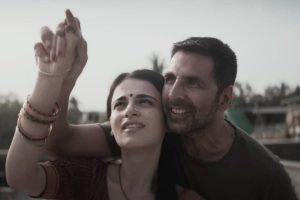 Akshay Kumar and Radhikka in 'Sarfira'. (X)