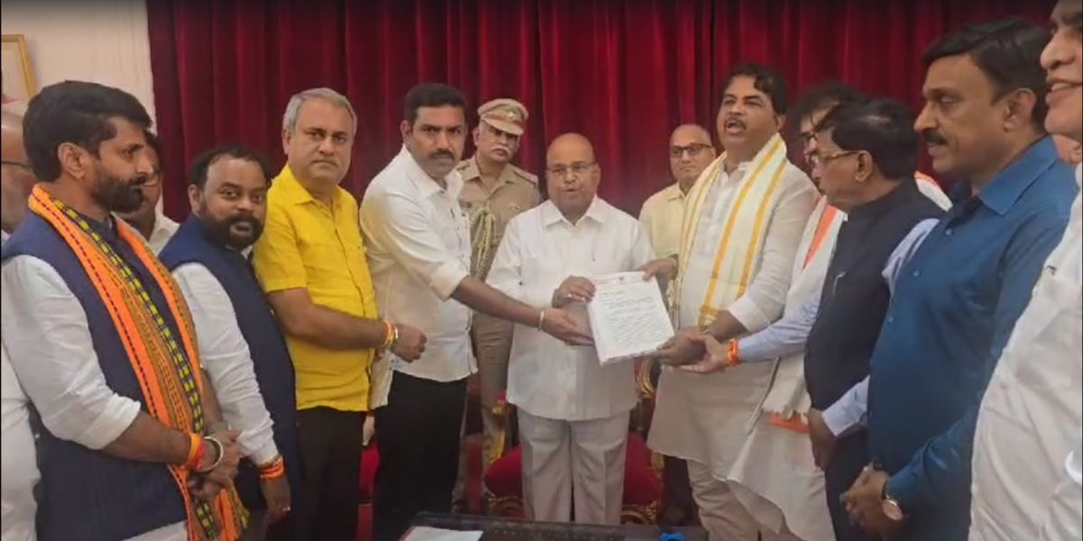 A delegation of the BJP and the JD(S) met the Karnataka Governor. (Screengrab)