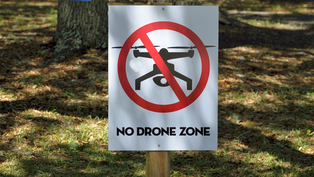 Warning boards have been installed across the zone, emphasising the need for permission to operate drones. However, the security personnel lack specific systems to counter airborne threats. (Wikimedia Commons)