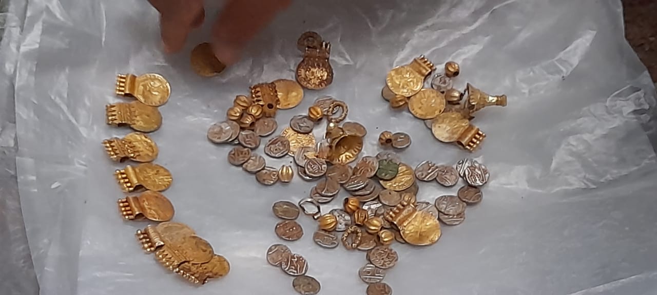 WhatsApp Image 2024-07-13 at 11.54.30 The chest contained gold-like beads, lockets, medallions, rings, earrings and silver-like coins. (Supplied)