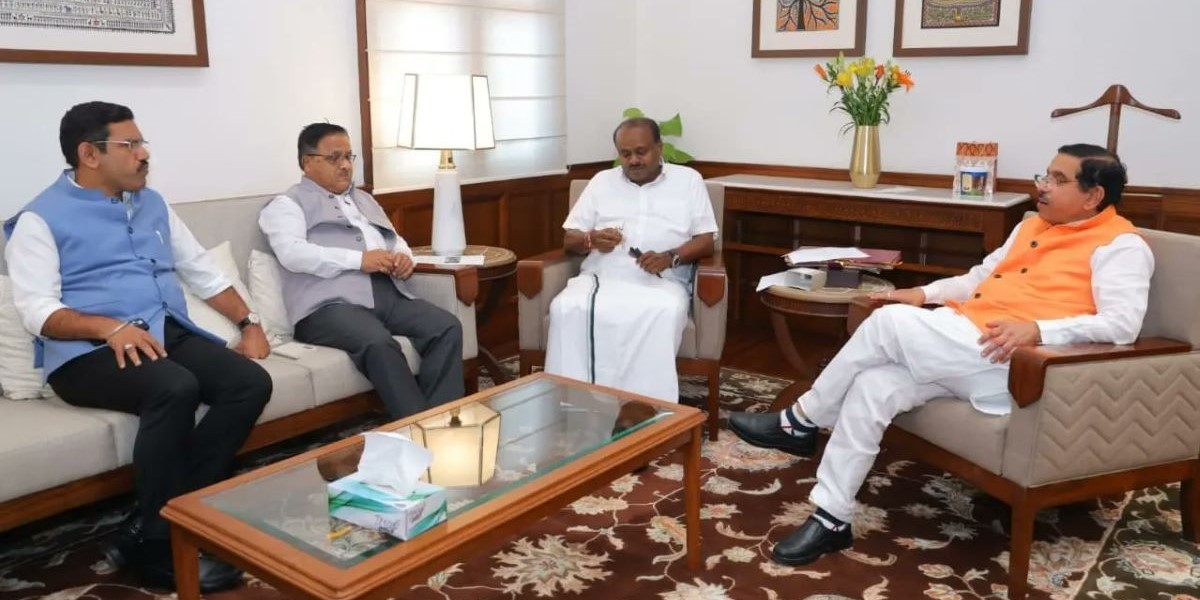 BJP leaders meet HD Kumaraswamy BJP leaders meet HD Kumaraswamy