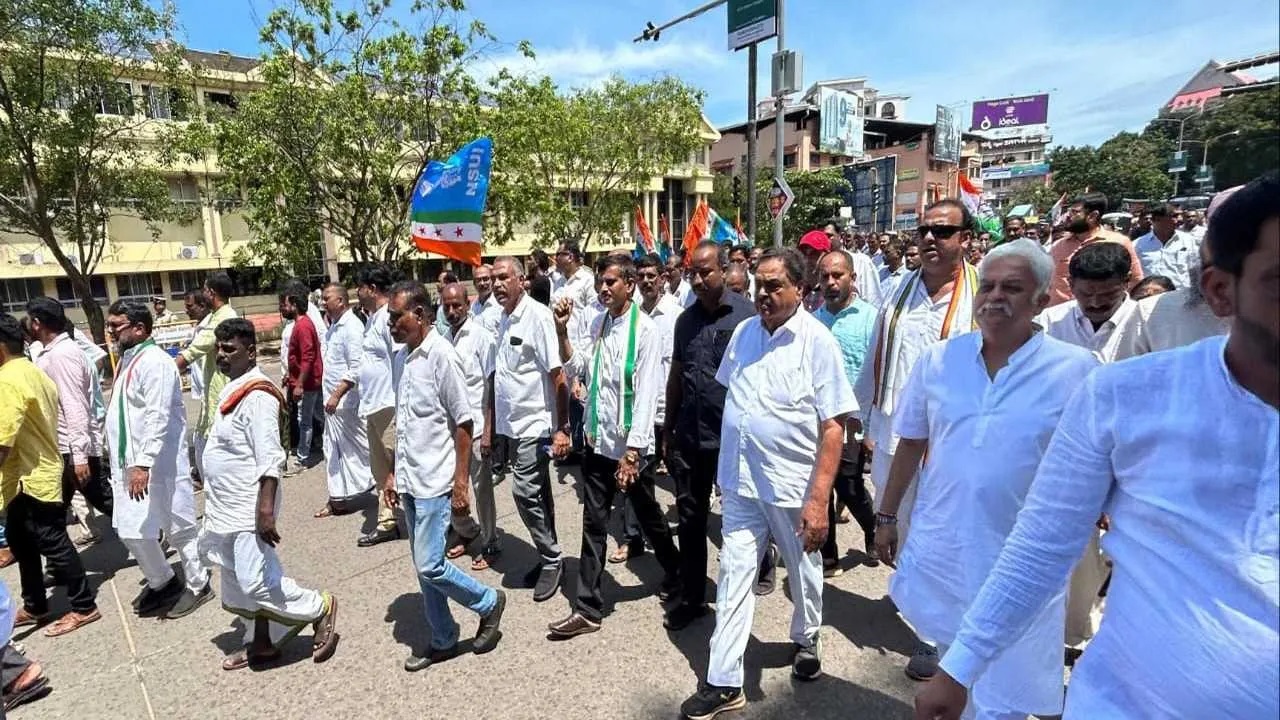 Congress-protest1 The governor’s sanction for investigation on 17 August brought the state Congress together. Pictured, a protest march against Governor Gehlot in Mangaluru. (Supplied)