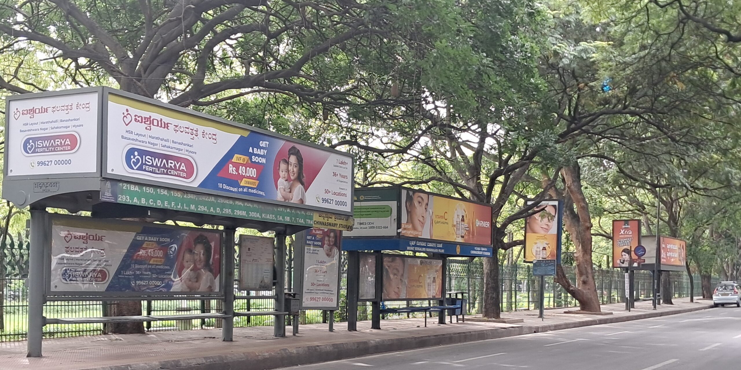 Multiple bus shelters on Queens Road with advertisement hoardings. (Sneha Priya Yanappa) BBMP PPP model