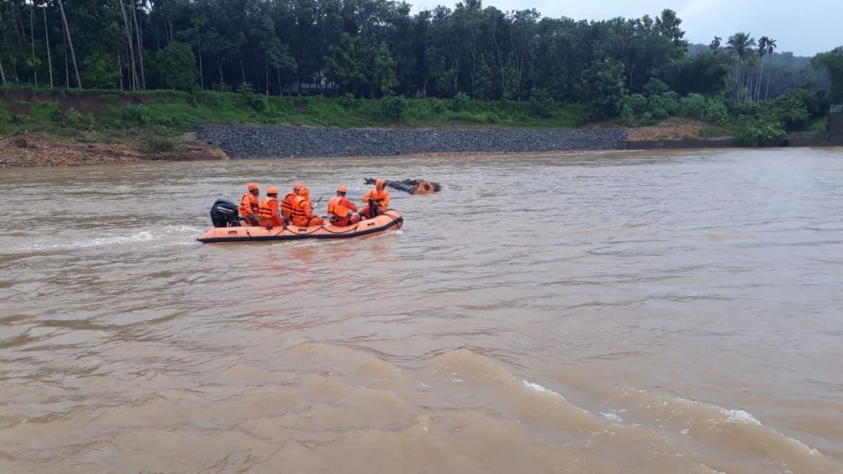 Rescue teams on Chaliyar river