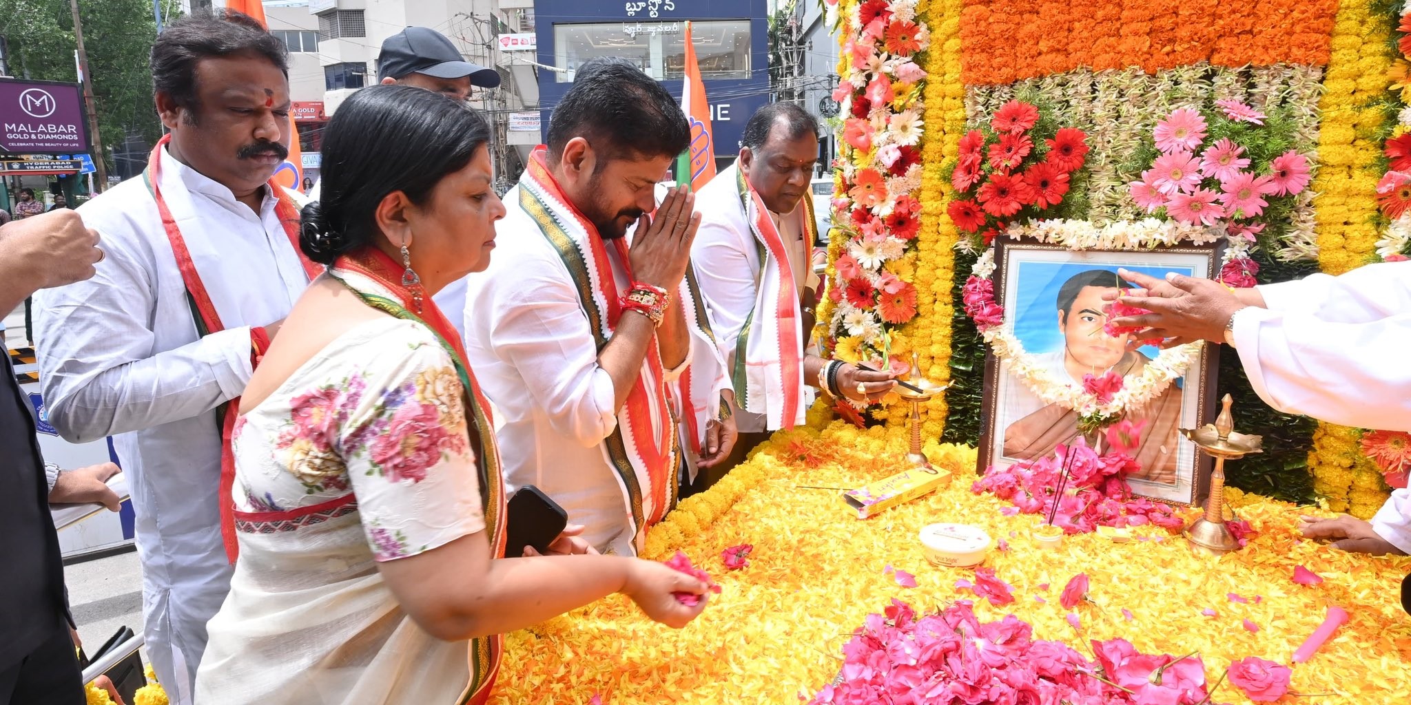 Telangana Chief Minister Revanth Reddy paying tribitues to Rajiv Gandhi. (X) Telangana Chief Minister Revanth Reddy paying tribitues to Rajiv Gandhi. (X)