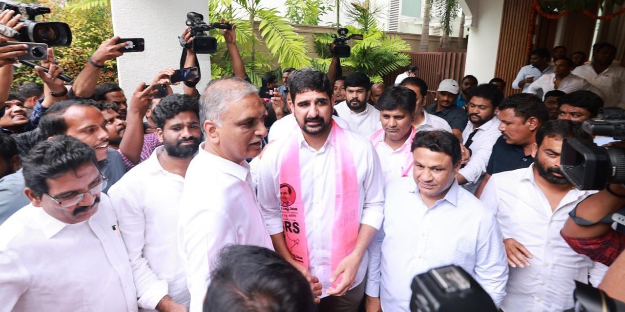 BRS leaders T Harish Rao and Kaushik Reddy. (X) BRS meeting Arekapudi Gandhi