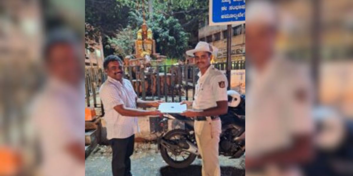 Bengaluru traffic cop returns IT professional’s laptop Bengaluru traffic constable goes beyond duty to return lost laptop