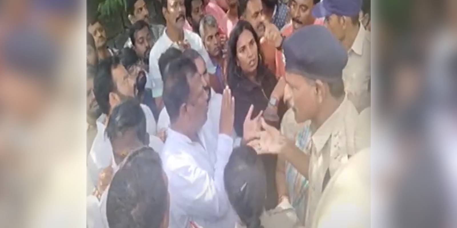 Chaitanyapuri residents protest against surveying for MRDP Chaitanyapuri residents protest against surveying for MRDP