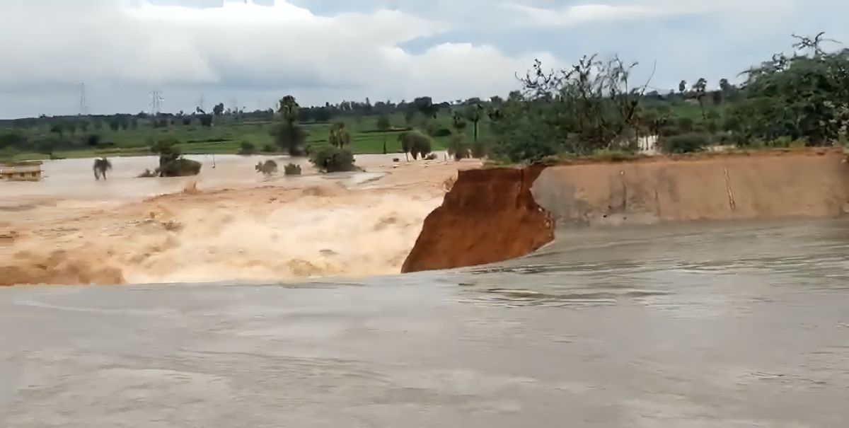 Nagarjuna Sagar left canal flooded Heavy rain in Andhra Pradesh and Telangana