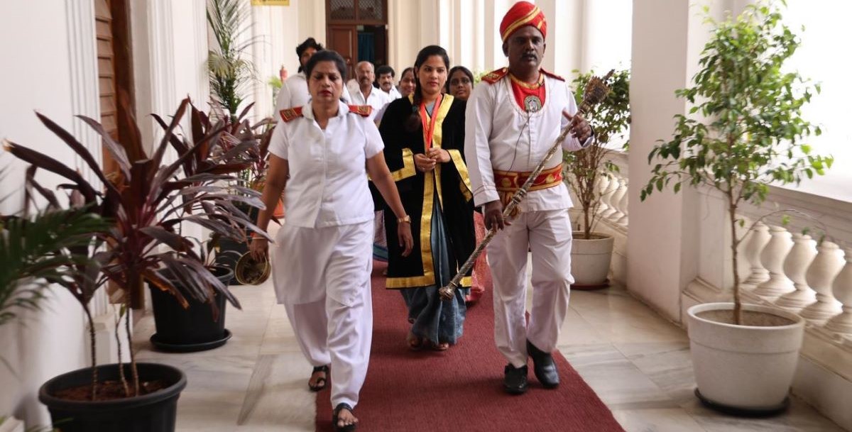 SB Madhavi as the Dafadar to Mayor Priya SB Madhavi as the Dafadar to Mayor Priya