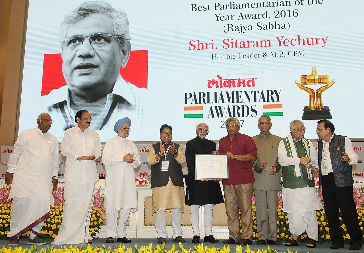 Sitaram Yechury receiving the Lokmat Parliamentary Award 2017 from the then-vice president M Hamid Ansari on 19 July 2017. Former prime minister Dr Manmohan Singh, former Governor of Punjab Shivraj Patil, former Union minister M Venkaiah Naidu, and the then-members of Parliament are also seen. (Vice President's Secretariat)