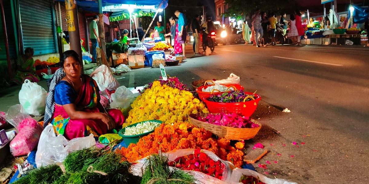 kochi Of a grand fest, flowers, nimble fingers on a Kochi street — and the sorrow of oleander