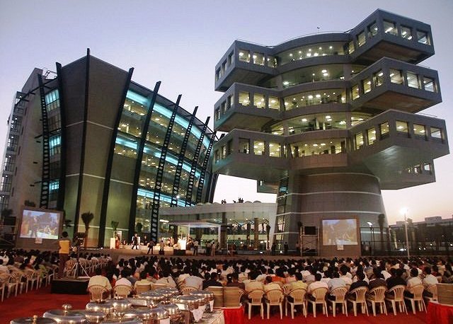 The city gained momentum in 1996-97 when multinational companies (MNCs) set up shop in Bengaluru, attracting talent from across the country. (Mohseen Khan/Wikimedia Commons)