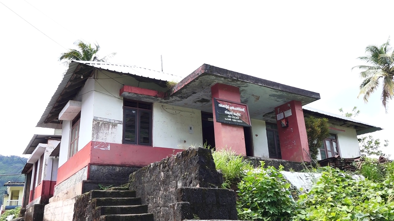 ExciseOffice The students did not initially see the board. They mistook the office for a workshop after seeing seized vehicles parked on its premises. (Supplied)