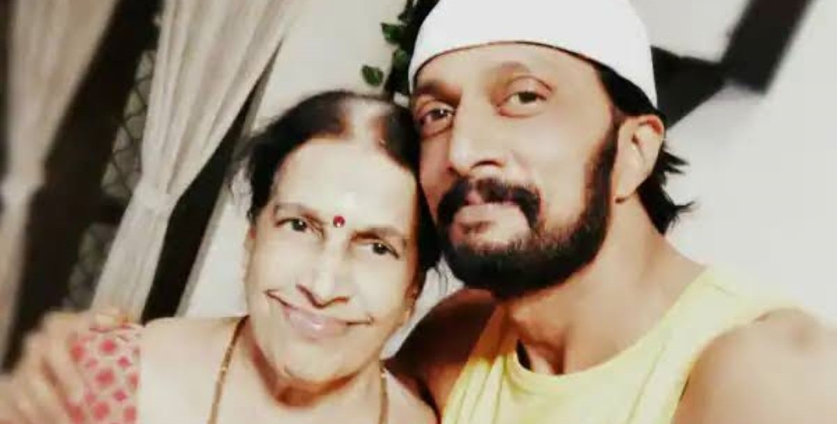 Kiccha Sudeep with his mother Saroja Sanjeev