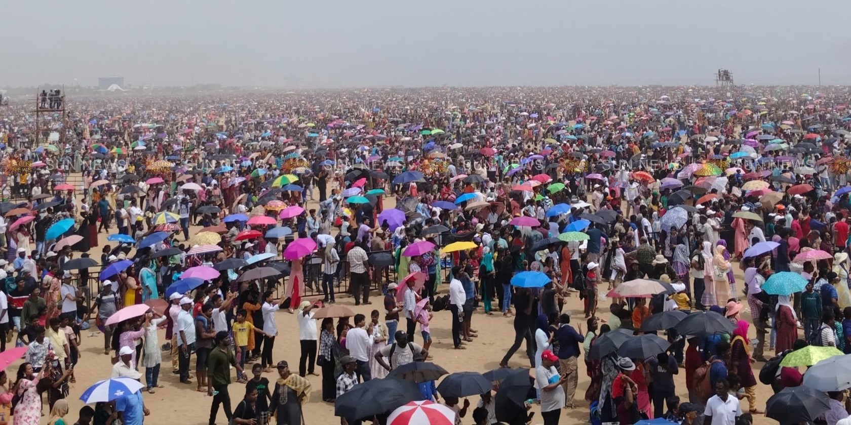 The crowd that gathered in Marina beach to watch the airshow. (X)
