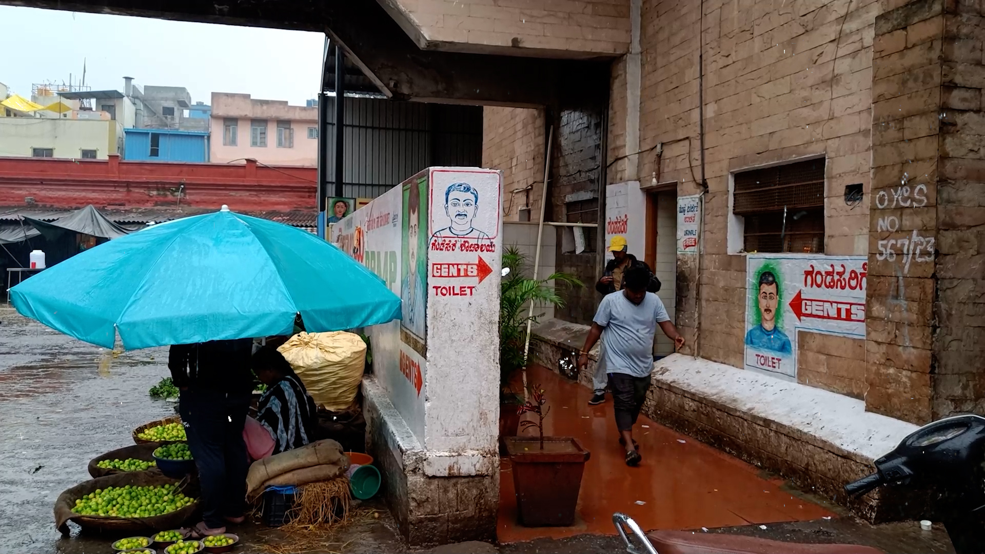 kr market gents toilet When nature calls, dignity goes for a toss in Namma Bengaluru