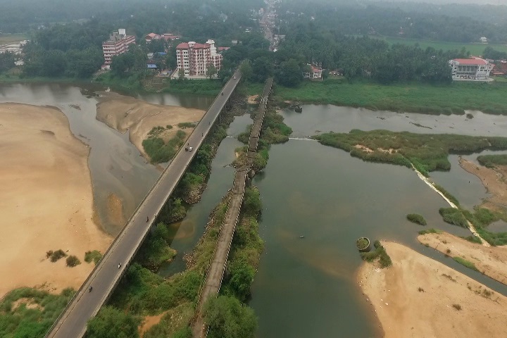 The workers were cleaning the railway tracks on the bridge when the train mowed them down. (Mahita Suresh/Wikimedia Commons)