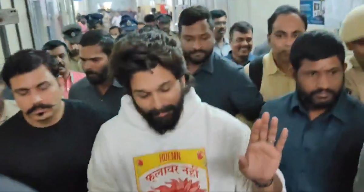 Allu Arjun at Chikadpally police station Allu Arjun at Chikadpally police station