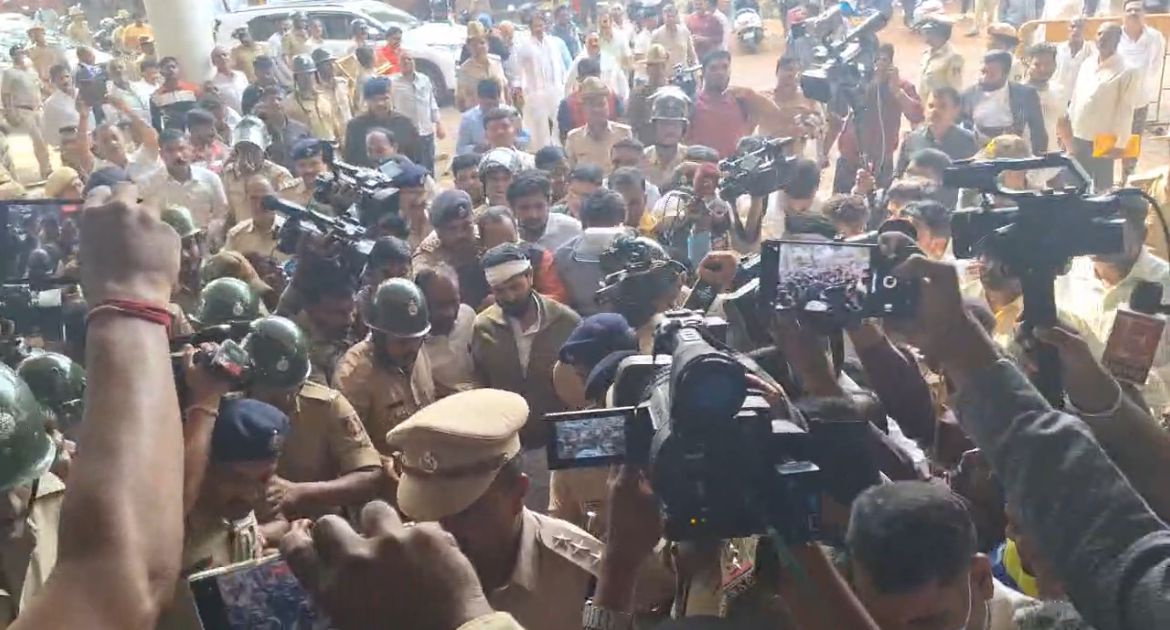 CT Ravi Belagavi Police taking accused and BJP MLC CT Ravi to the district court. BY VIjayendra Laxmi Hebbalkar