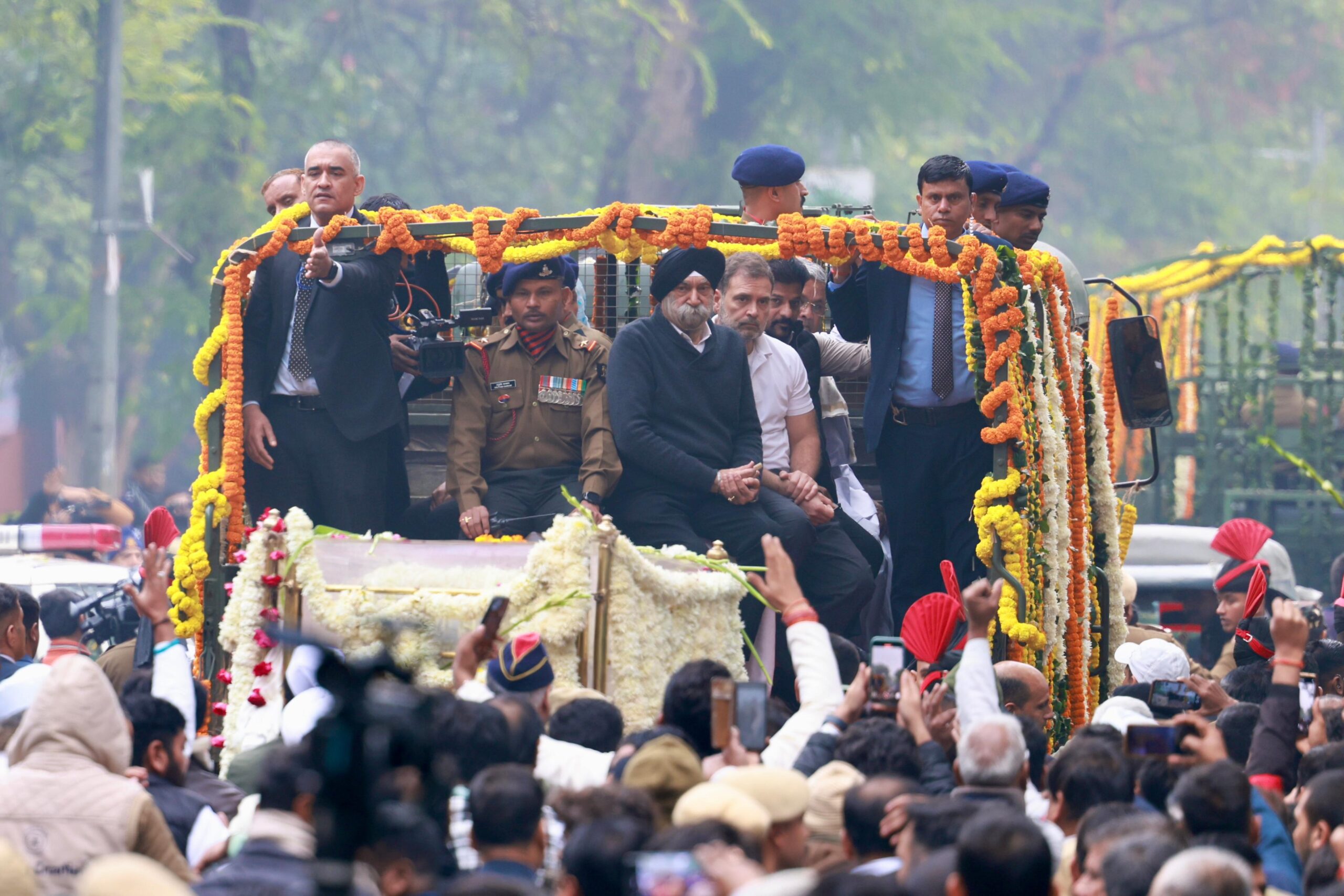 The mortal remains of Dr Manmohan Singh being taken from the Congress headquarters to Nigambodh Ghat (X/INCIndia).