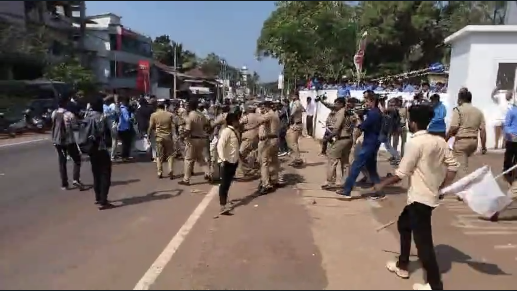 Clash between KSU and SFI at Thottada ITI, Kannur leaves several injured