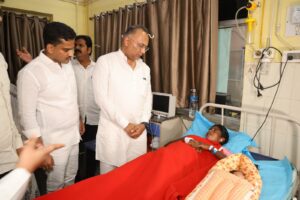 Health Minsiter Gundurao speaking to women who are recovering after they developed some complications post C-section deliveries.