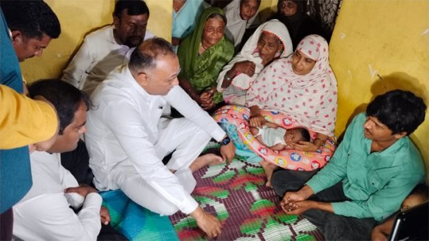 gundurao Health minister Dinesh Gundu Rao visited the family of Sumaya who passed away after c-section delivery at Ballari District Hospital recently. The minister offered condolences to the grieved families and also assured compensation from the government.