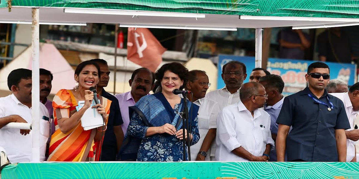priyanka 1 Priyanka Gandhi Vadra during roadshow in Wayanad.