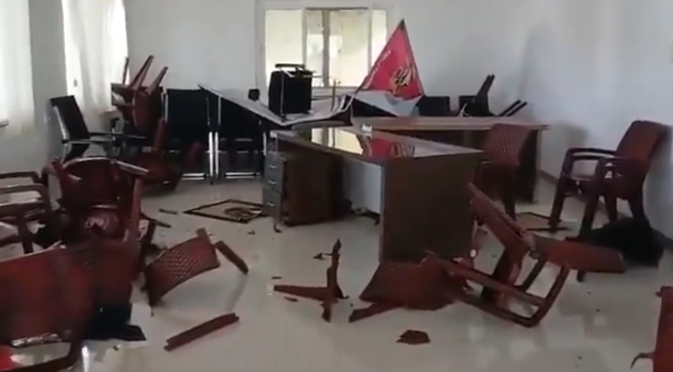 BRS office The vandalised the BRS office at Bhuvanagiri in Yadadri- Bhuvanagiri district. (Screengrab)